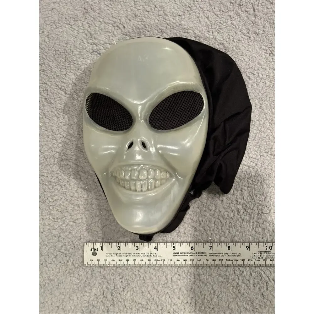 2000 Masquerade Magic Visible Visitors Alien Halloween Mask Glow-In-Dark SCARY